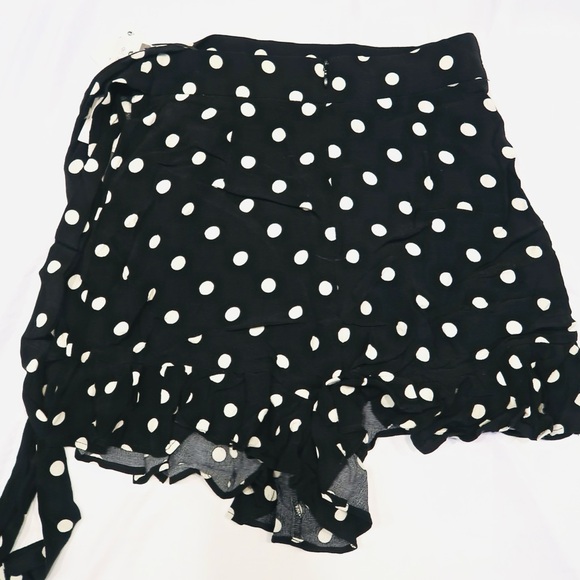 Zara Ruffle Shorts - Picture 3 of 3